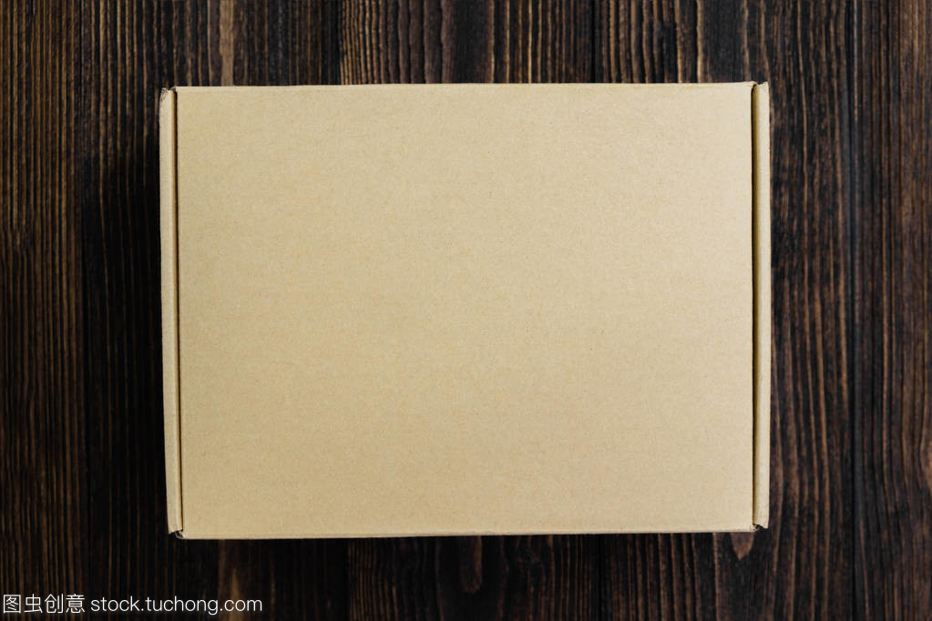 顶部视图的空包装棕色纸板盒或托盘上的木质背景, 模拟投入产品